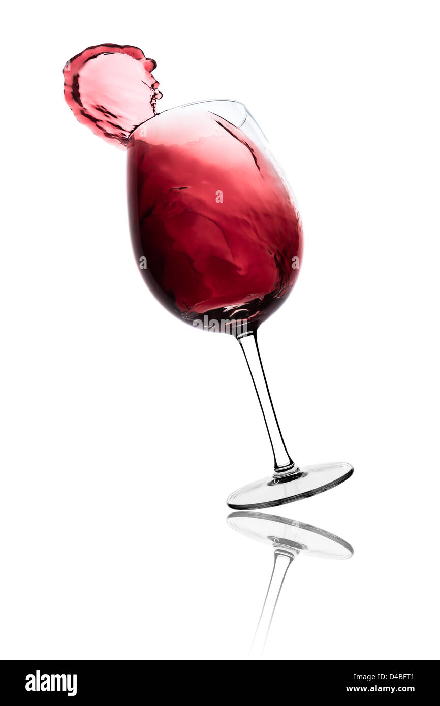 Rotwein aus einem Glas, isoliert auf weiss plantschen Stockfoto