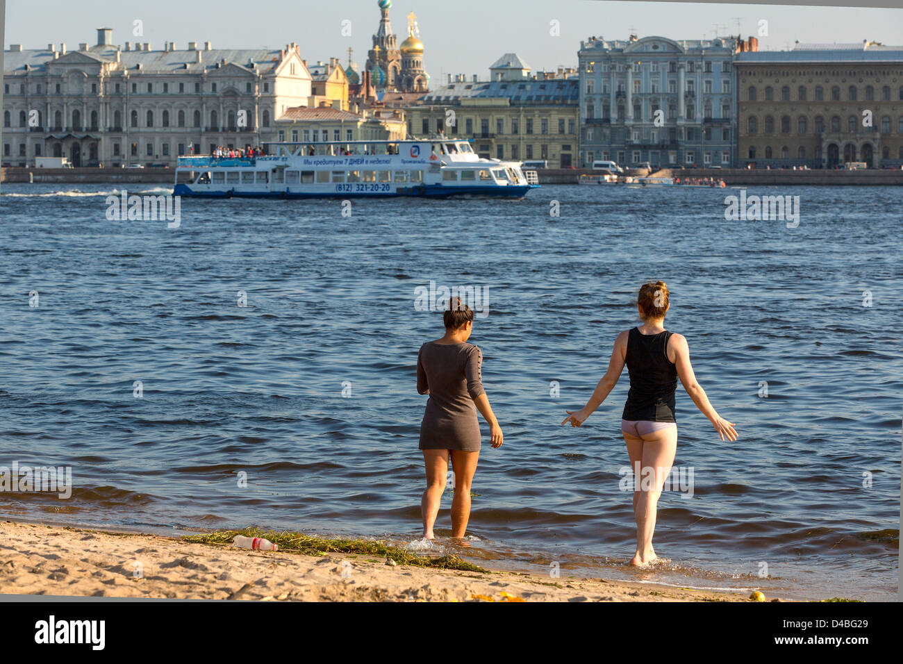 St. Petersburg, Menschen entlang der Newa Sonnenbaden Stockfoto