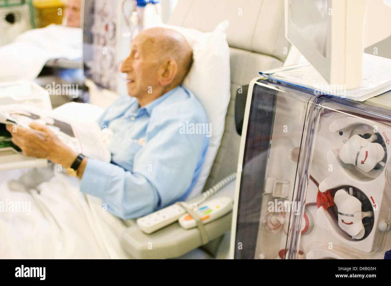 Nieren-Patienten auf regelmäßigen Besuch Dialyse Station London Hospital, wo er im wesentlichen Hämodialysegerät verbunden, reinigt Stockfoto