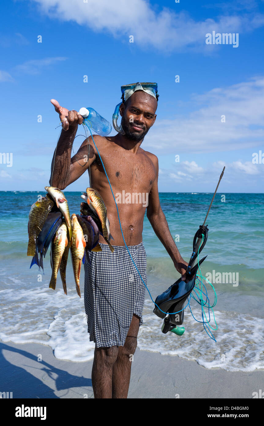 Fischer, mit Schnorcheln und Fischen Pistole zum Fang, Vieux Fort, St Lucia Stockfoto