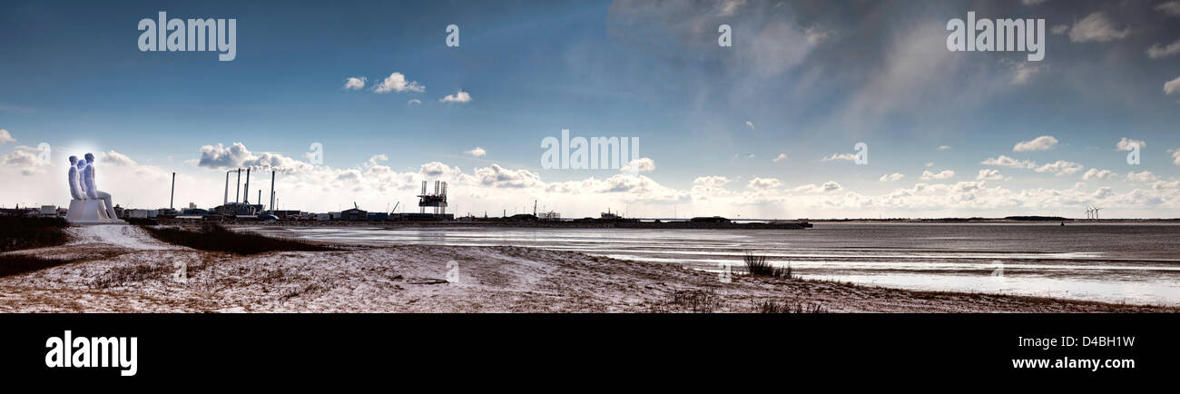 Esbjerg Hafen mit Fabriken, Männer am Meer plus Oil rig Stockfoto