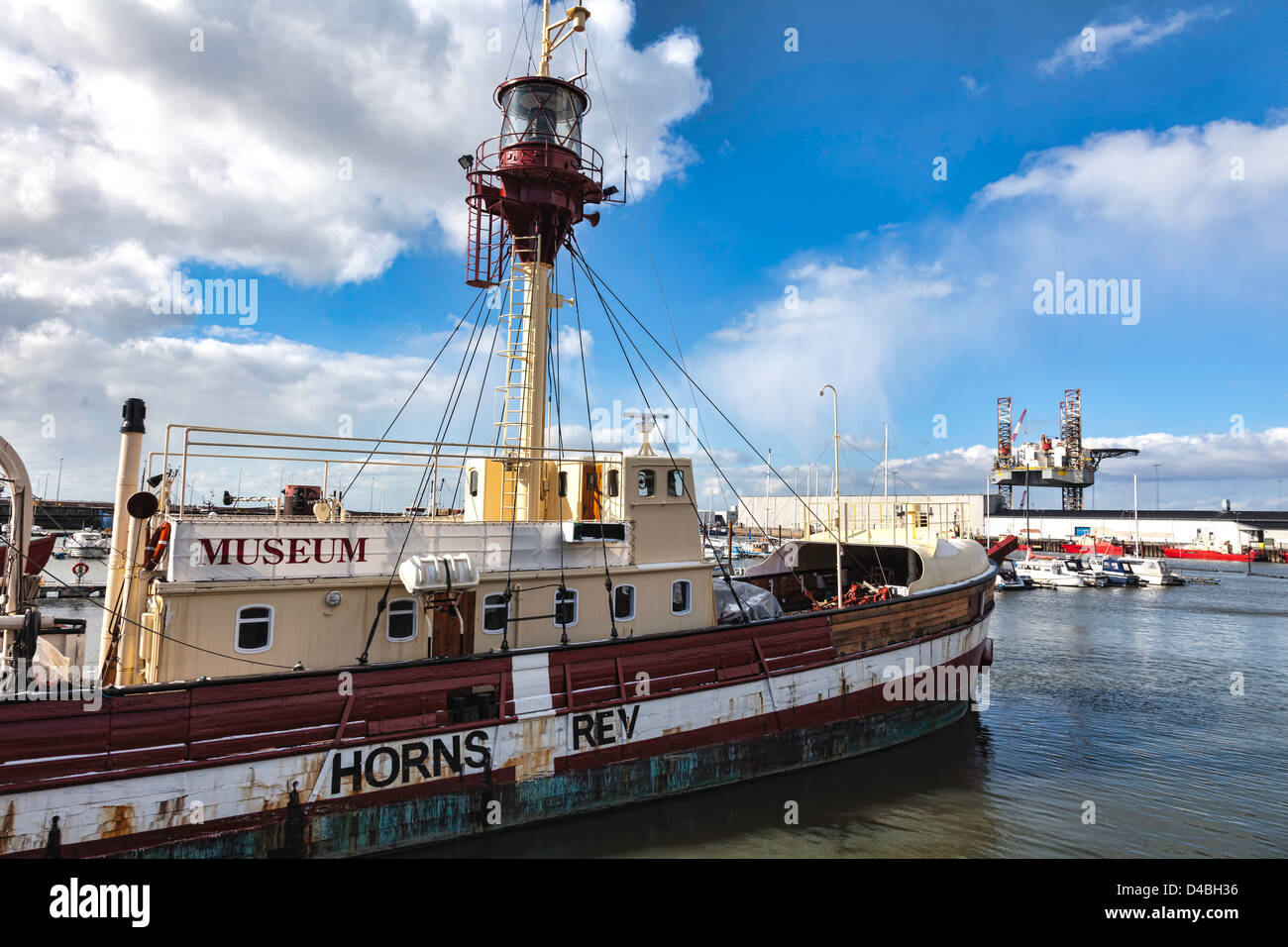 Museum Feuerschiff im Hafen von Esbjerg mit Bohrinsel im Hintergrund, Dänemark Stockfoto