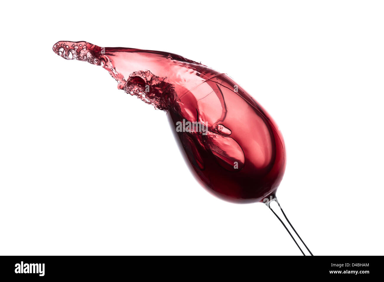 Rotwein aus einem Glas, isoliert auf weiss plantschen Stockfoto