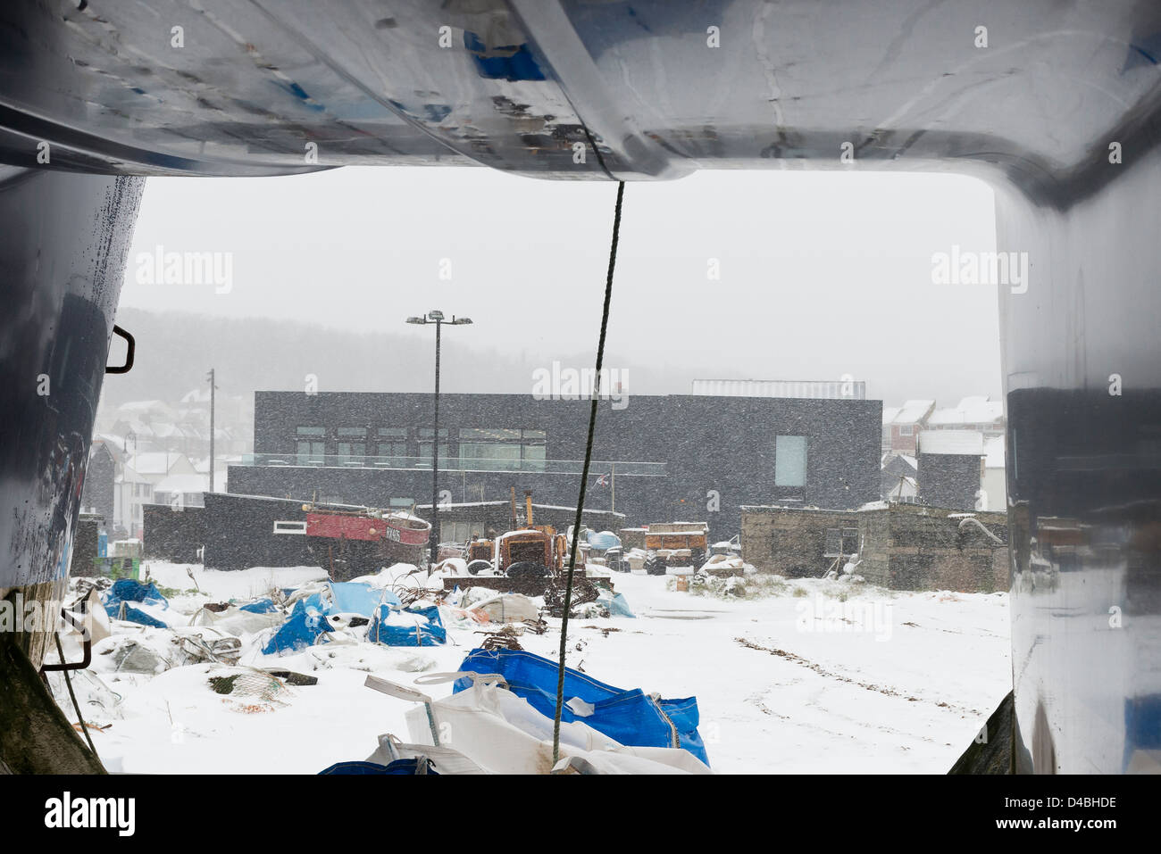 Außen an der Hastings Zeitgenössische, früher die Jerwood Galerie im Schnee blizzard Bedingungen vom Stade Angeln Strand. East Sussex, England, Großbritannien Stockfoto