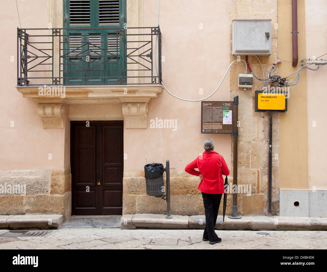 Marsala, Italien, eine Frau in der Altstadt Stockfoto