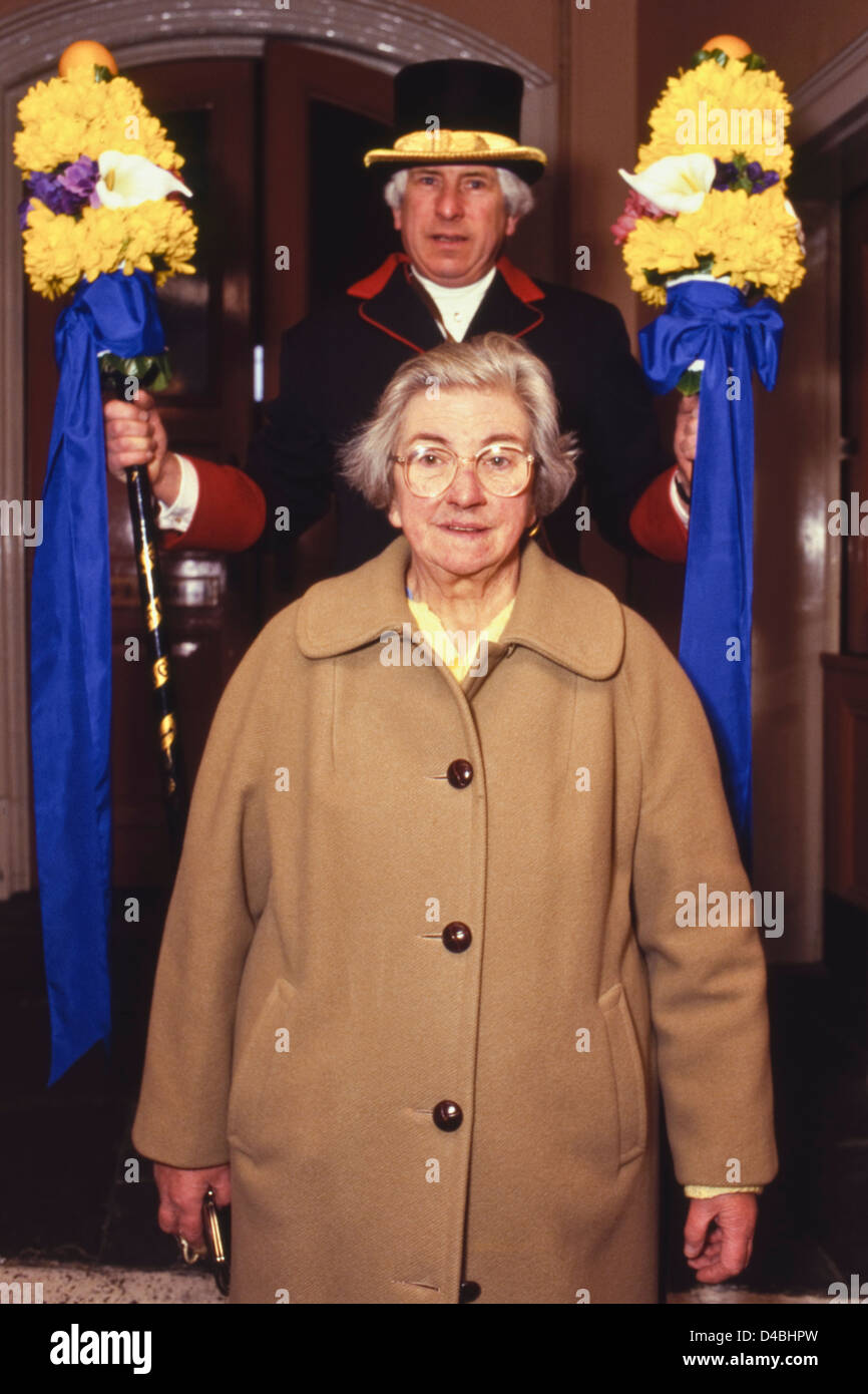 Frau Jean Tubb mit ihrem Sohn Robin der Ausrufer hat sie die Tuttipoles seit vielen Jahren für die Hocktide-Zeremonie dekoriert jährliche Brauch bei Hungerford Berkshire England UK gefeiert Stockfoto