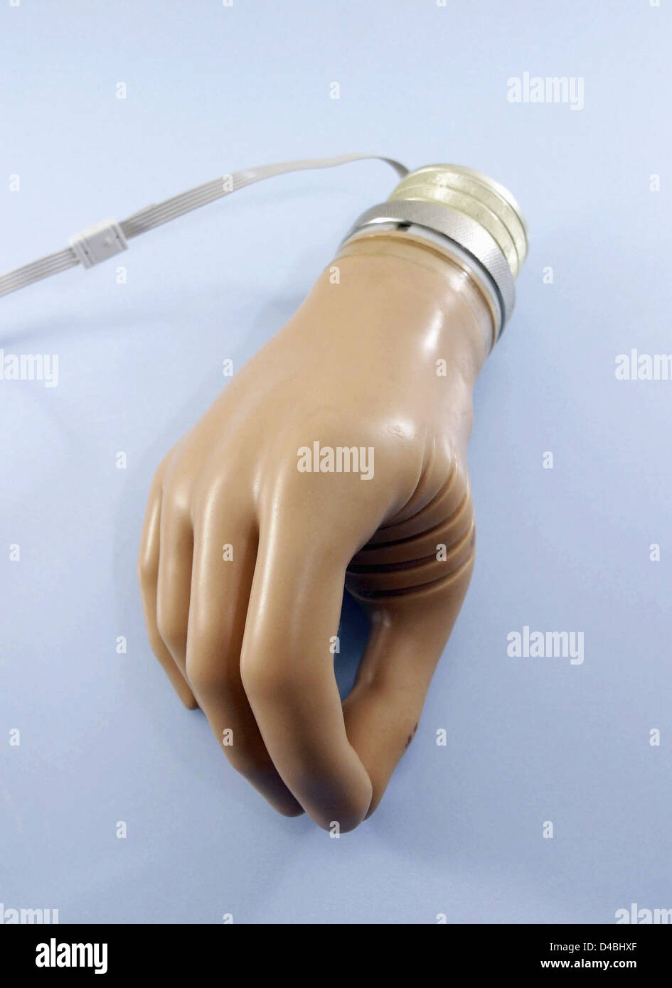 Myoelektrischen Hand Träger kann in jeder beliebigen Position ziemlich natürlich bewegen, weil konventionelle Körper versorgt Kabel ersetzt wurden Stockfoto