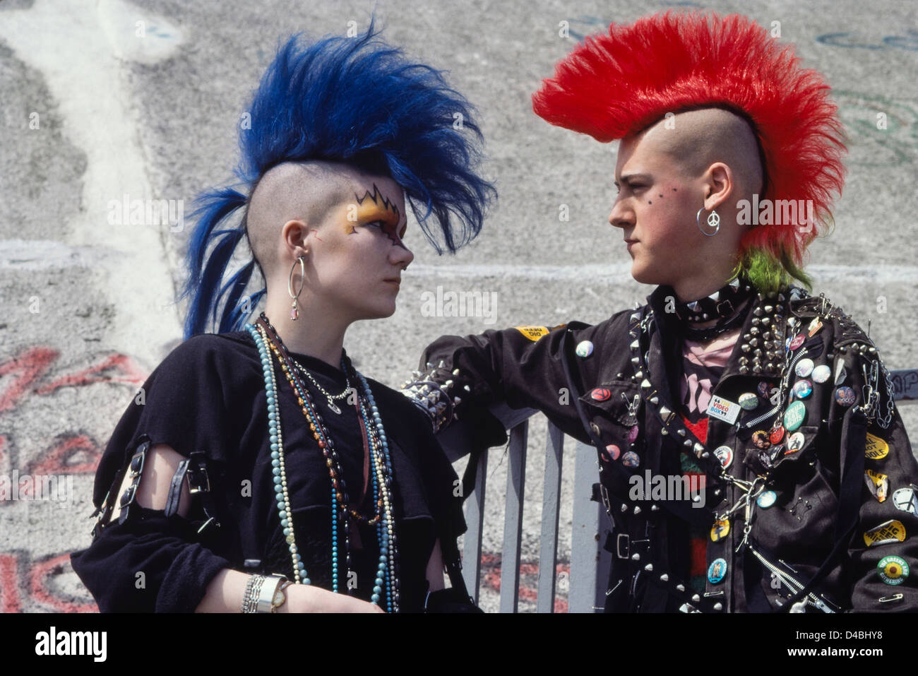 Ein Teenager-paar der Punkrocker mit farbigen rasiert Mohikaner stacheligen Haaren. London. Ca. 1980 Stockfoto