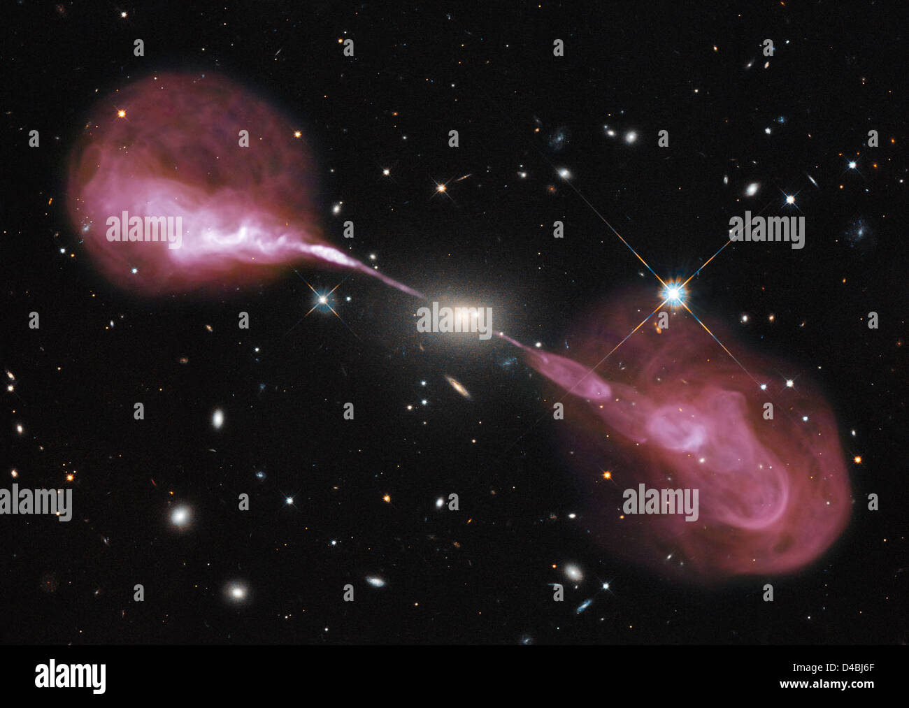Das Hubble Weltraumteleskop erfasst eine mehrwellige Ansicht der Radiogalaxie Herkules A und gibt Einblick in ihre energetischen Prozesse und Strukturen. Stockfoto