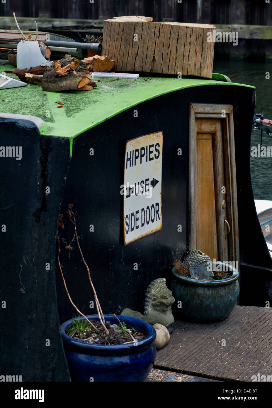 "Hippies verwenden Seitentür" - melden Sie auf einem Kanalboot vertäut entlang des Flusses Lee, East London, UK Stockfoto