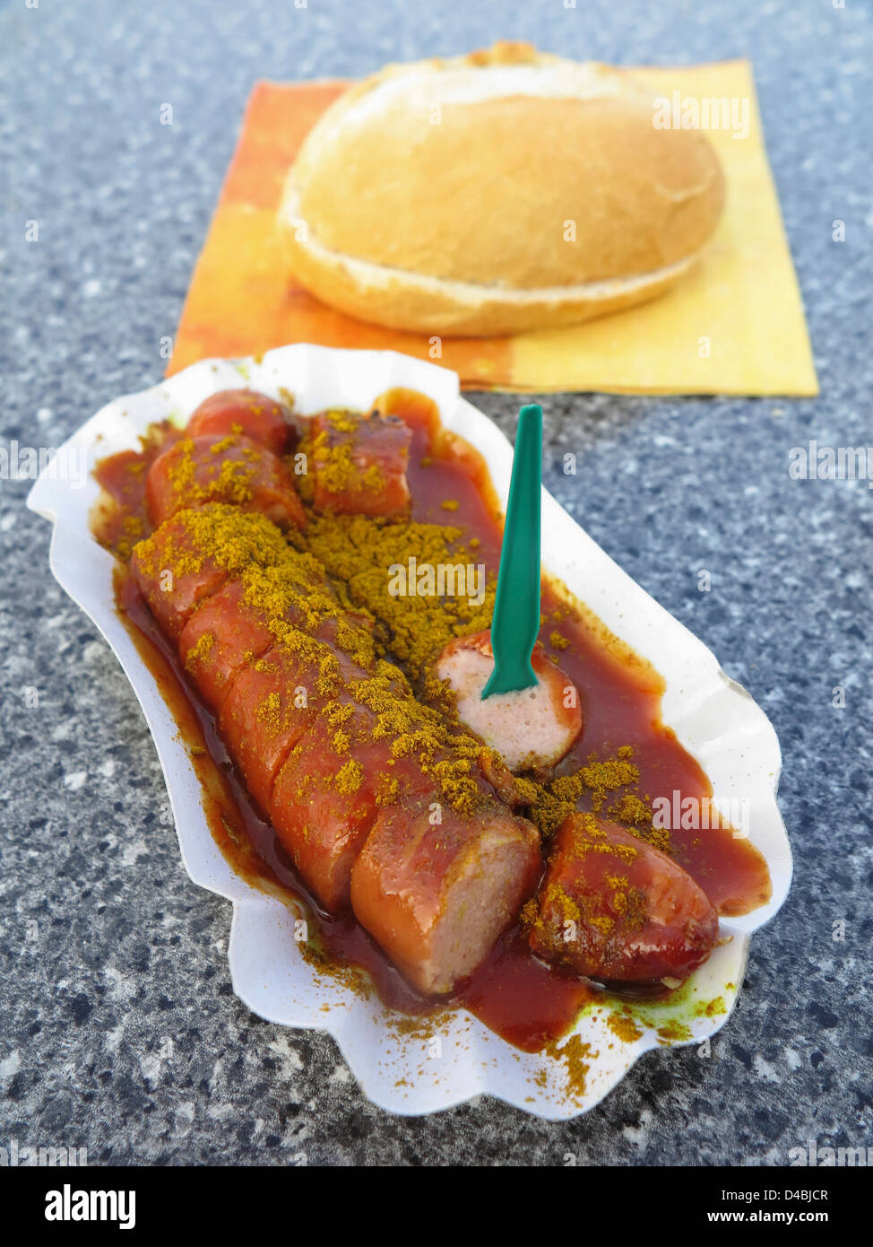 Currywurst - deutsche in Scheiben geschnittene Wurst Teller mit Ketchup, Curry und Brot würfeln, Deutschland Stockfoto