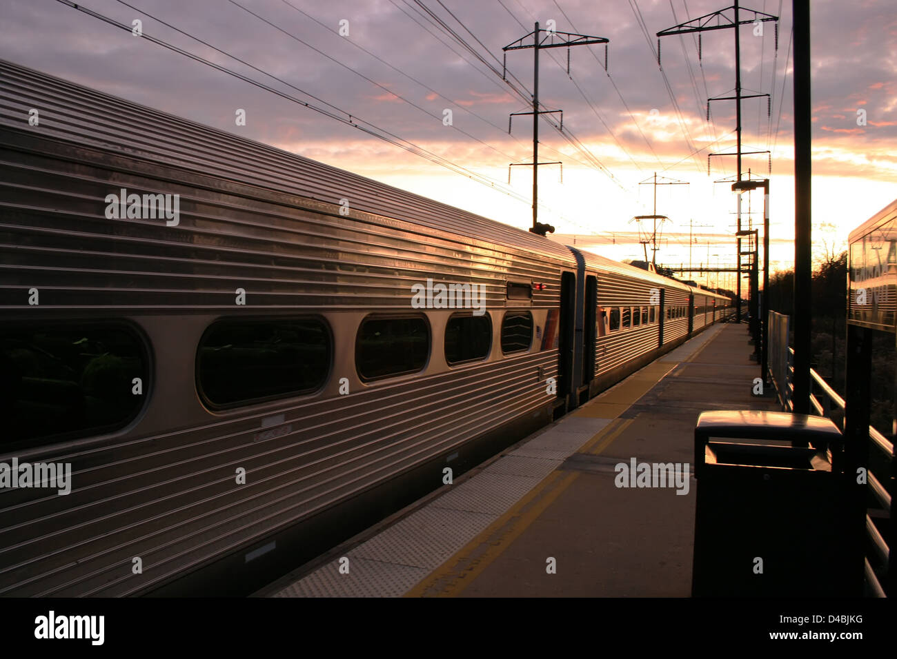 Zug an der Station Edison, New Jersey, USA Stockfoto