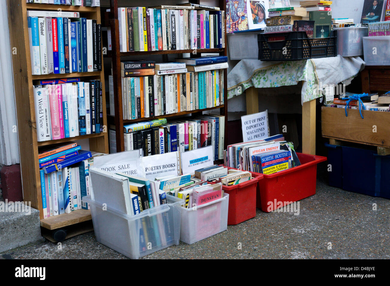 Bücher gestapelt auf Regalen und in den Feldern außerhalb ein Antiquariat. Stockfoto