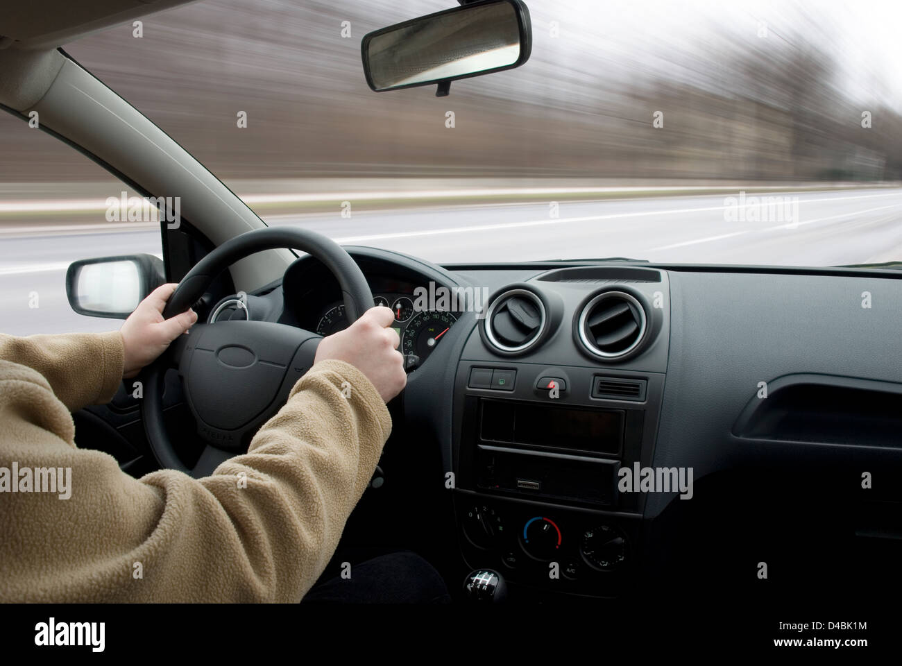 Mann Auto unterwegs, Bewegungsunschärfe Stockfoto