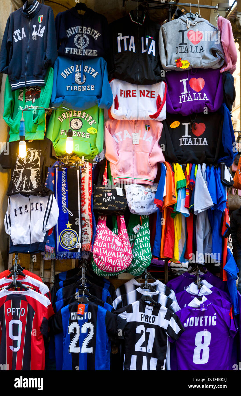 Kleidung auf einem Marktstand in Florenz, Italien. Stockfoto