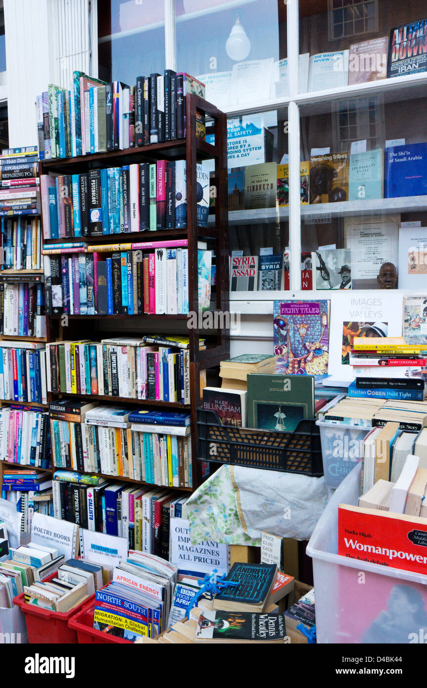 Bücher gestapelt in Regalen außerhalb ein Antiquariat. Stockfoto