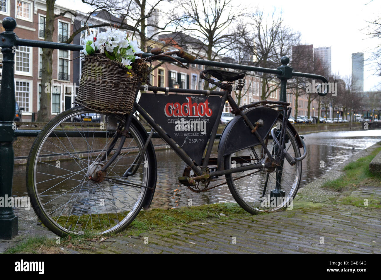 Fahrrad-Schild am Kanal, Houtweg Straße, den Haag / Den Haag, Niederlande. Stockfoto
