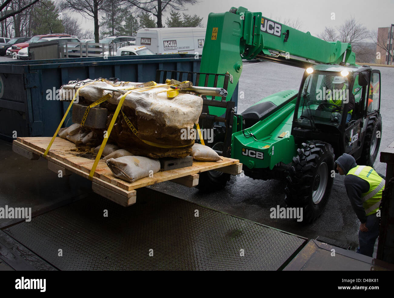 Auf dem Goddard Campus der NASA in Greenbelt, Maryland, wurden Dinosaurierspuren aus der Kreidezeit entdeckt, die wertvolle Einblicke in das prähistorische Leben und die Geologie gaben. Die Entdeckung unterstreicht die Rolle der NASA bei der Förderung der wissenschaftlichen Erforschung jenseits des Weltraums. Stockfoto