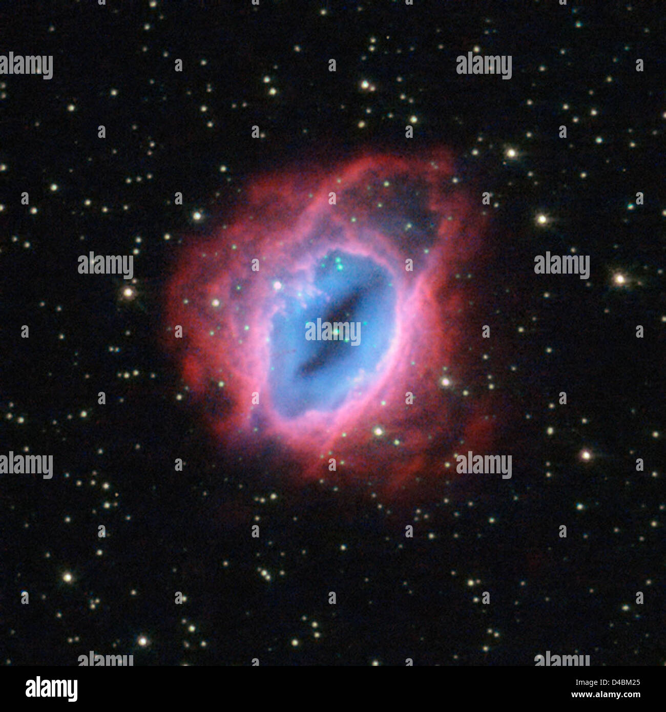 Das Hubble-Weltraumteleskop der NASA erfasst leuchtende Gasschalen um eine Sternentstehungsregion IC 1590. Dieses Bild zeigt die laufenden Prozesse der Sternbildung und die komplexe Interaktion zwischen Gas und Sternen im Raum. Stockfoto