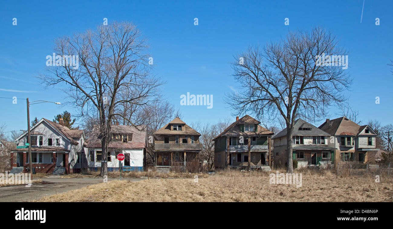Detroit, Michigan - sechs Side-by-Side verlassene und zerstörte Häuser an der Pennsylvania Avenue. Stockfoto