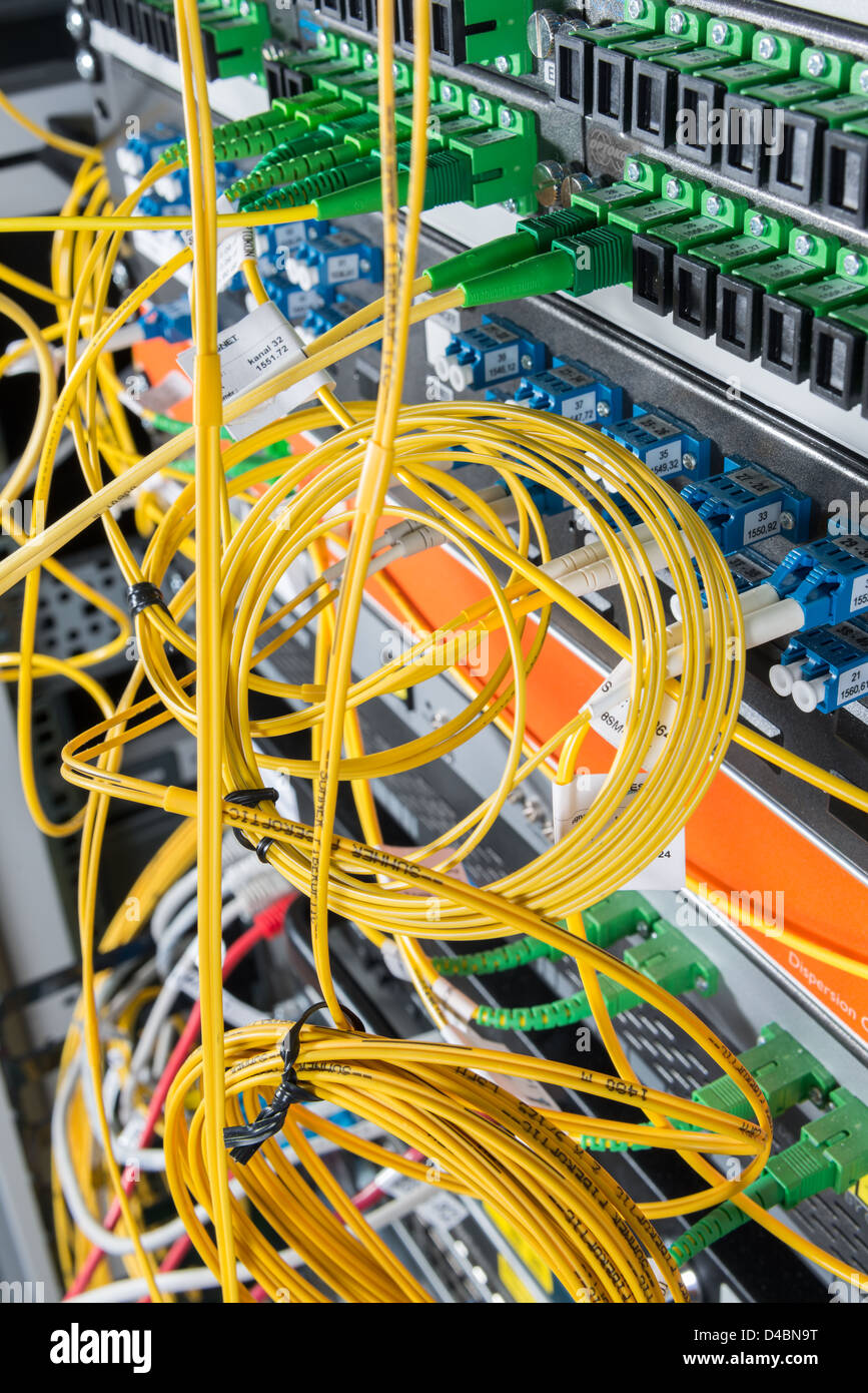 Server mit LWL-Kabel im Data center Stockfoto Server mit LWL-Kabel im Data center Stockfoto