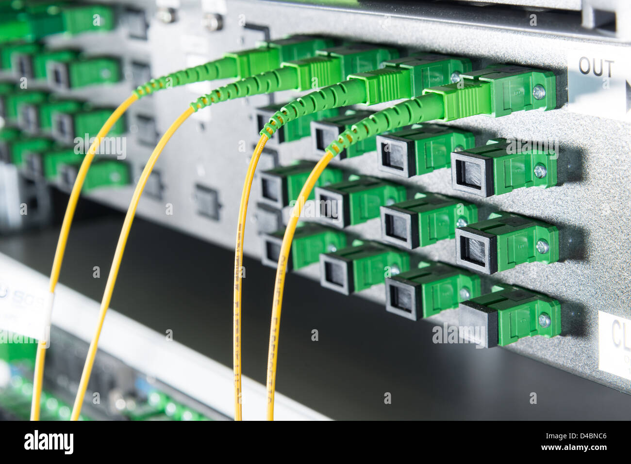 Server mit LWL-Kabel im Data center Stockfoto