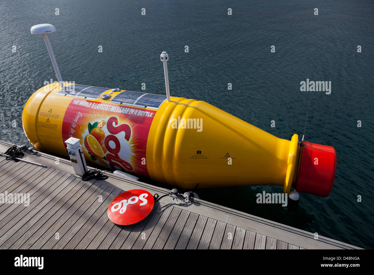 Teneriffa. 11. März 2013. Größte jemals eine Flaschenpost soll in atlantischen Strömungen von der San Miguel Marina in Teneriffa am Mittwoch 13. März um 11:30 gestartet werden. Es wiegt 2,5 Tonnen und ist 7,948 Meter lang. In die Flasche ist eine Botschaft, die 12 Quadratmetern. Norwegischer Polarforscher Jarle Andhoy hatte die Idee für das Projekt, und es wird von der norwegischen Getränk Marke Solo gesponsert. Stockfoto