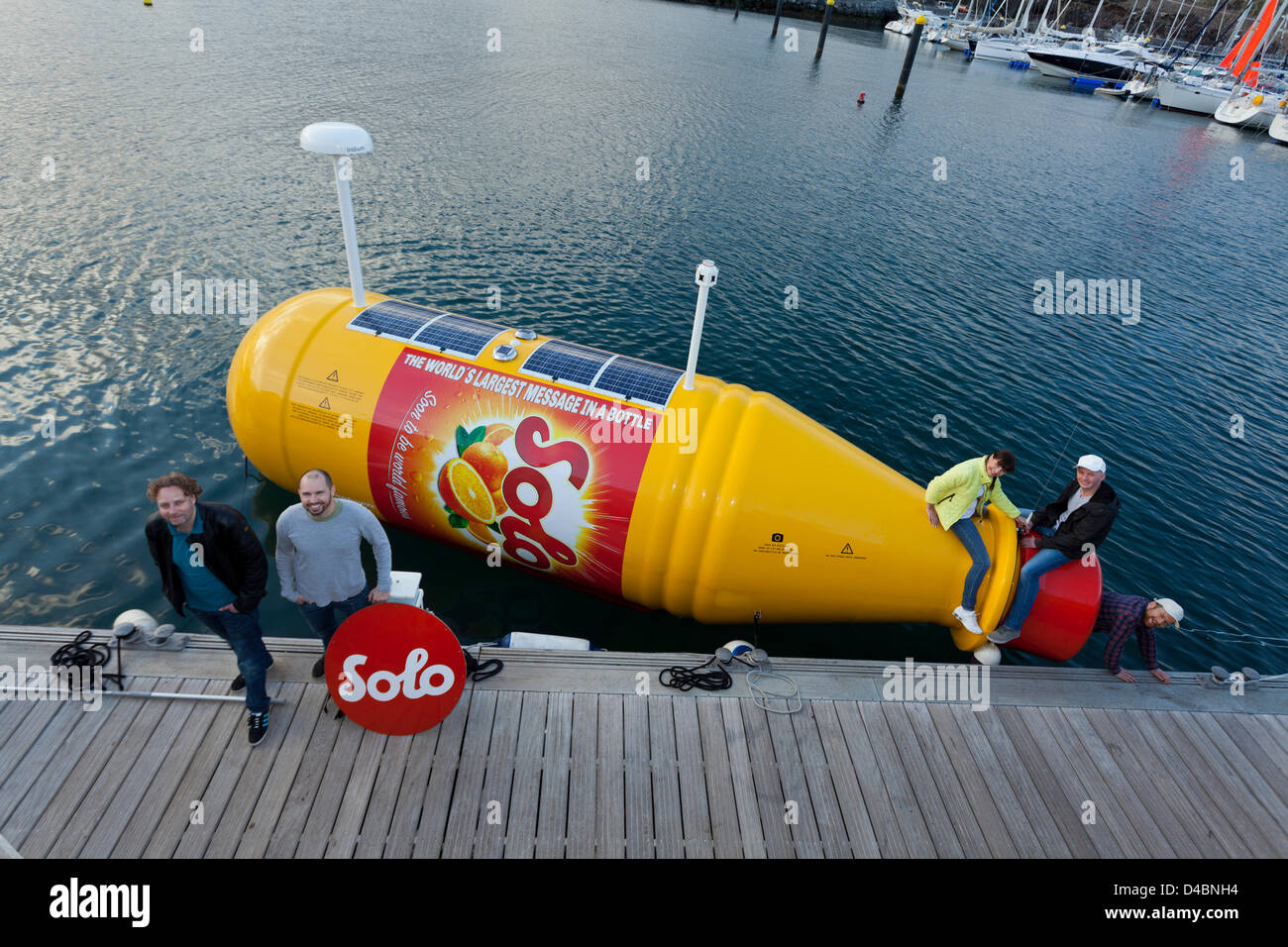 Teneriffa. 11. März 2013. Größte jemals eine Flaschenpost soll in atlantischen Strömungen von der San Miguel Marina in Teneriffa am Mittwoch 13. März um 11:30 gestartet werden. Es wiegt 2,5 Tonnen und ist 7,948 Meter lang. In die Flasche ist eine Botschaft, die 12 Quadratmetern. Norwegischer Polarforscher Jarle Andhoy hatte die Idee für das Projekt, und es wird von der norwegischen Getränk Marke Solo gesponsert. Stockfoto