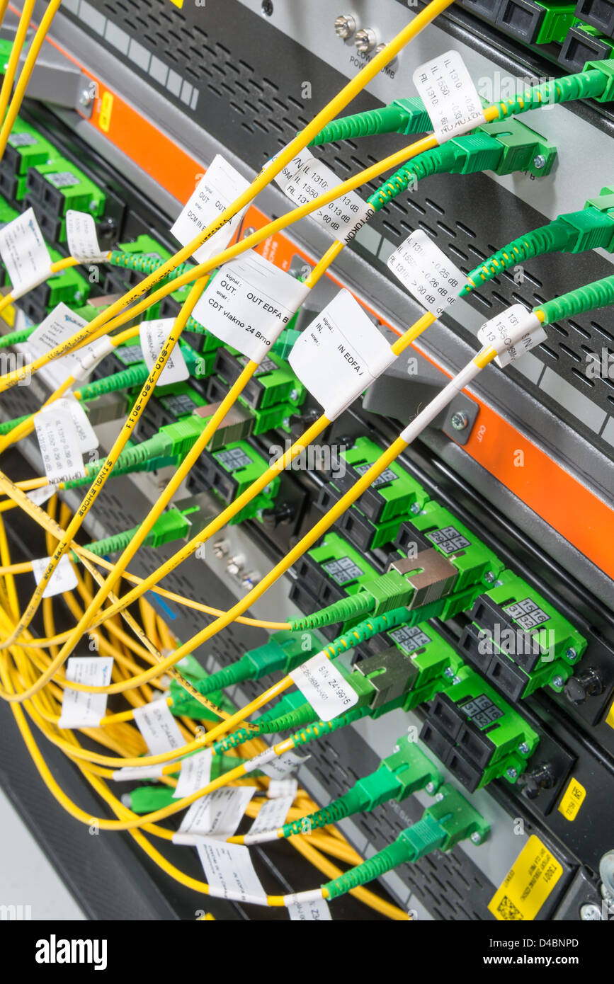Server mit LWL-Kabel im Data center Stockfoto Server mit LWL-Kabel im Data center Stockfoto