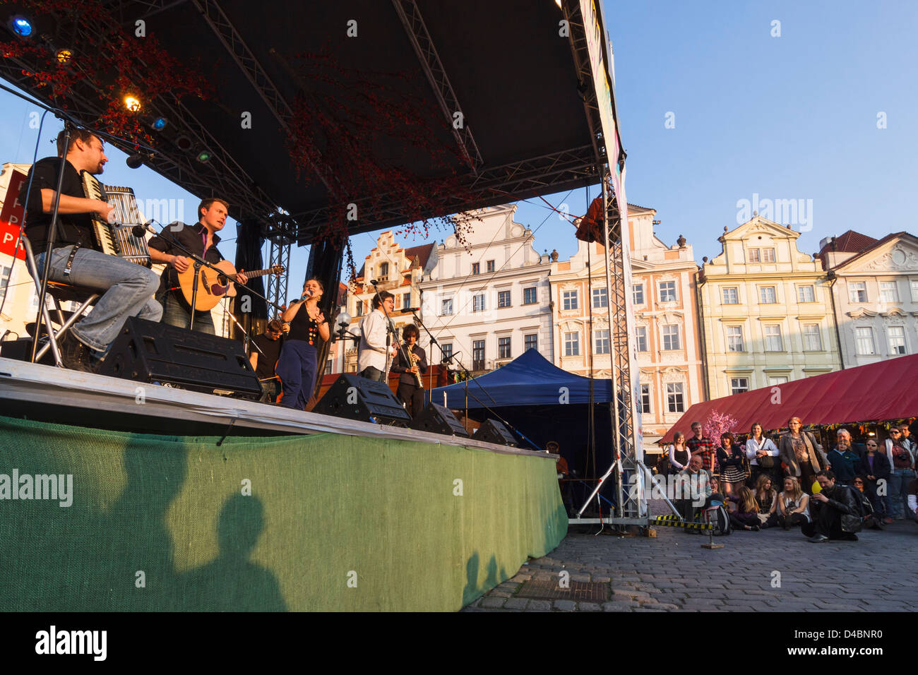 Bretonischen folk-Band auf der Bühne der Ostermarkt in Old Town Sq Prag, Tschechische Republik Stockfoto