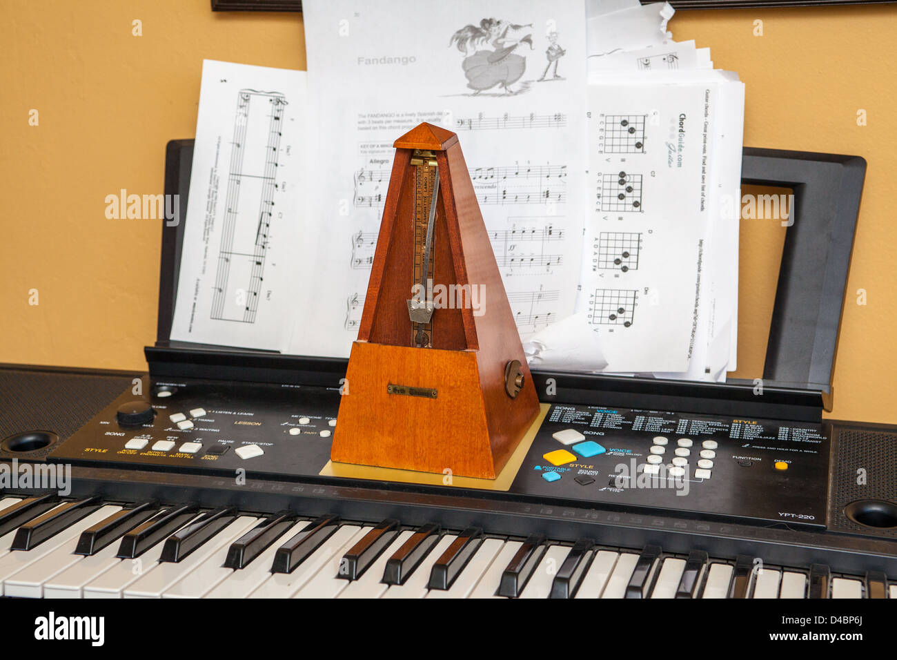 Ein Metronom Noten und elektronischen keyboard Stockfoto
