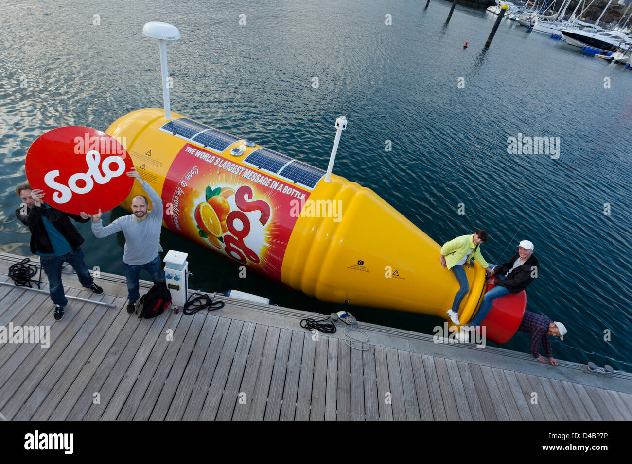 Teneriffa. 11. März 2013. Größte jemals eine Flaschenpost soll in atlantischen Strömungen von der San Miguel Marina in Teneriffa am Mittwoch 13. März um 11:30 gestartet werden. Es wiegt 2,5 Tonnen und ist 7,948 Meter lang. In die Flasche ist eine Botschaft, die 12 Quadratmetern. Norwegischer Polarforscher Jarle Andhoy hatte die Idee für das Projekt, und es wird von der norwegischen Getränk Marke Solo gesponsert. Stockfoto