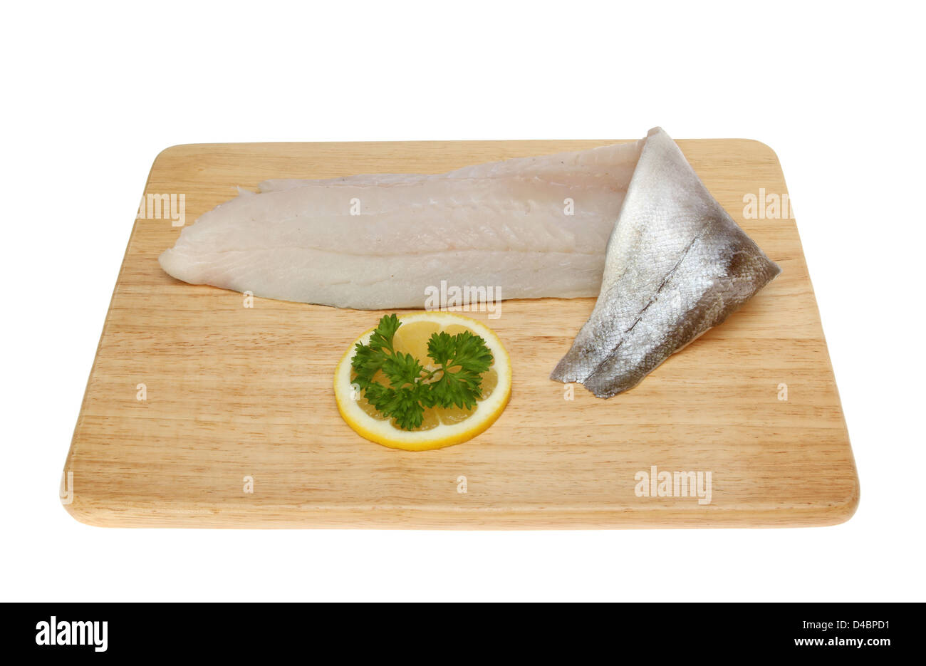 Pollock Fischfilet auf einem Holzbrett isoliert gegen weiß Stockfoto