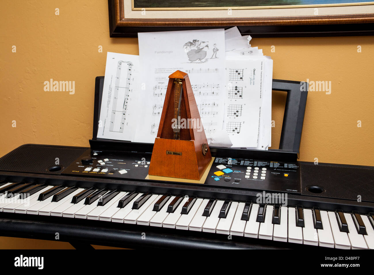 Ein Metronom Noten und elektronischen keyboard Stockfoto