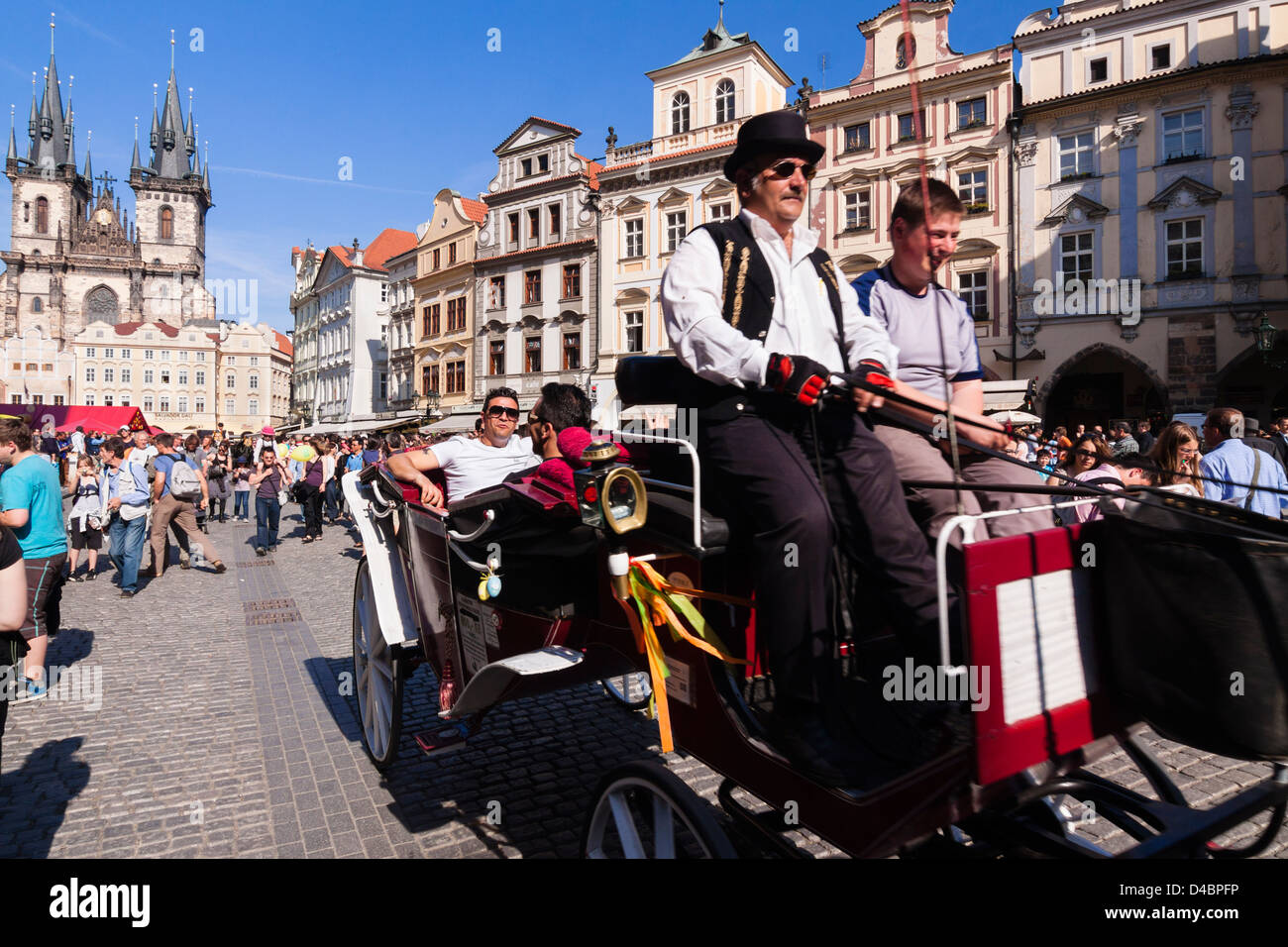 Touristen auf einer Pferdekutsche am Altstädter Ring. Prag, Tschechische Republik Stockfoto