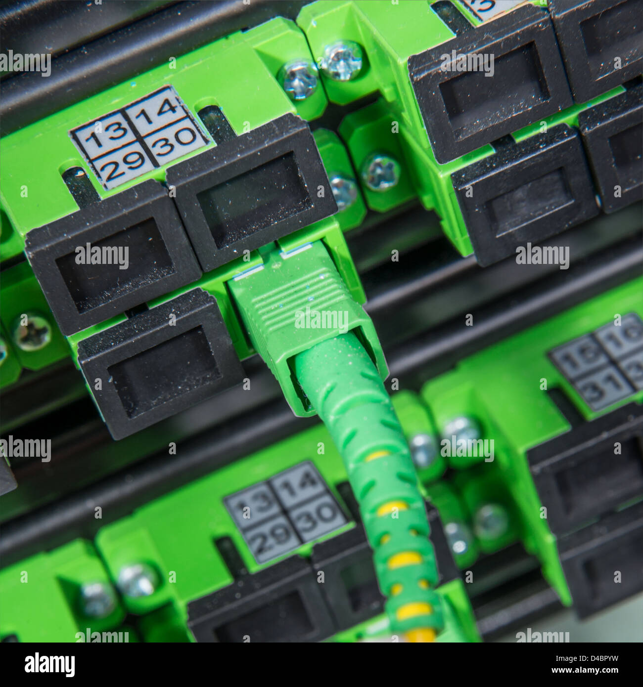 Server mit LWL-Kabel im Data center Stockfoto Server mit LWL-Kabel im Data center Stockfoto