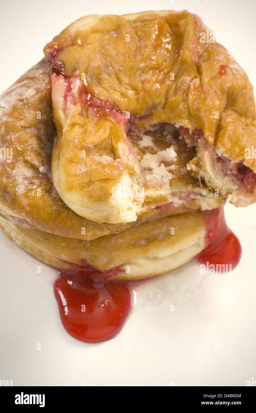 Halb gegessen Marmelade Krapfen Stockfoto