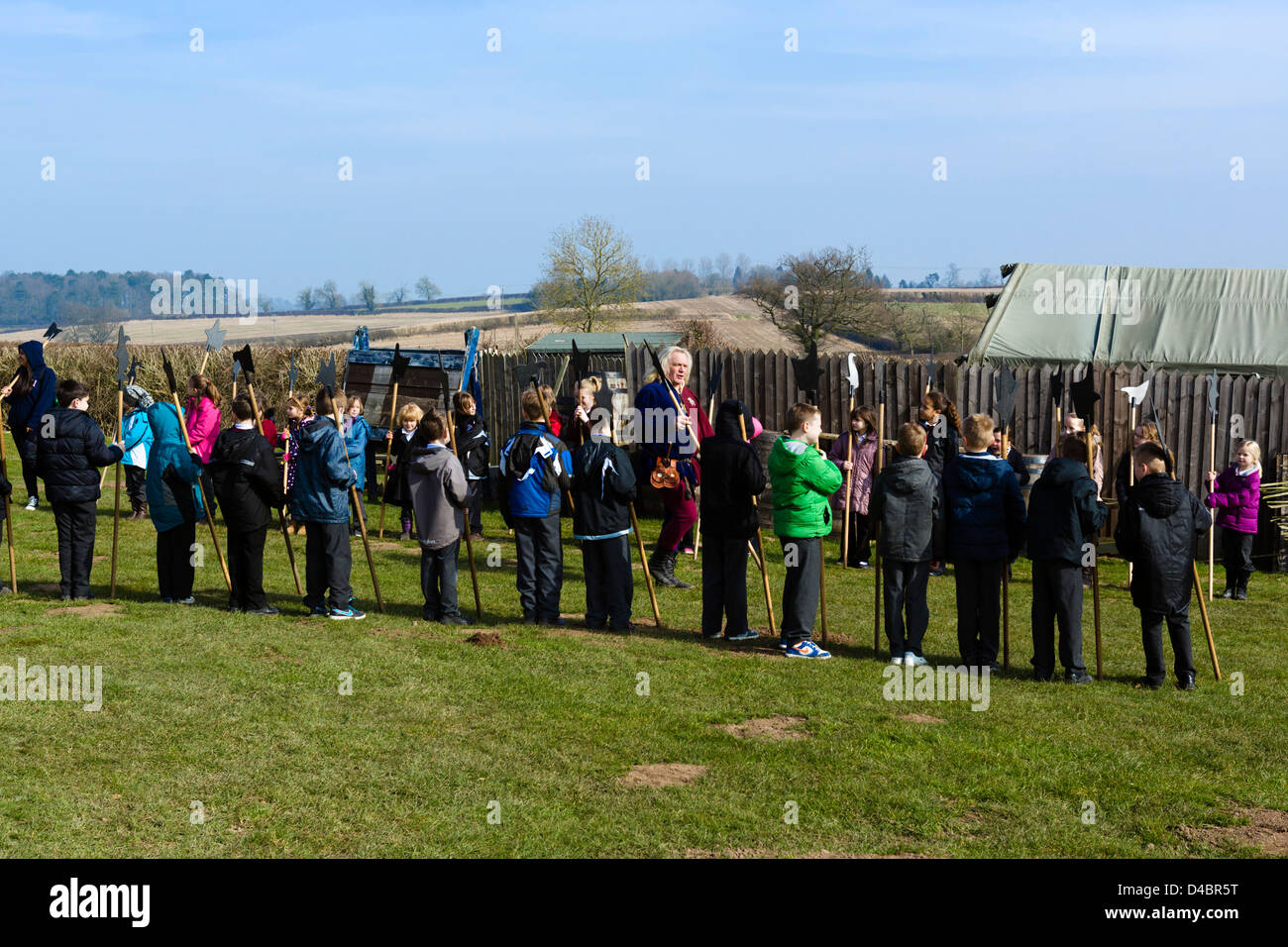 Partei der Schülerinnen und Schüler mit historischen Waffen am Heritage Centre, Bosworth Field, Leicestershire, East Midlands, UK Stockfoto