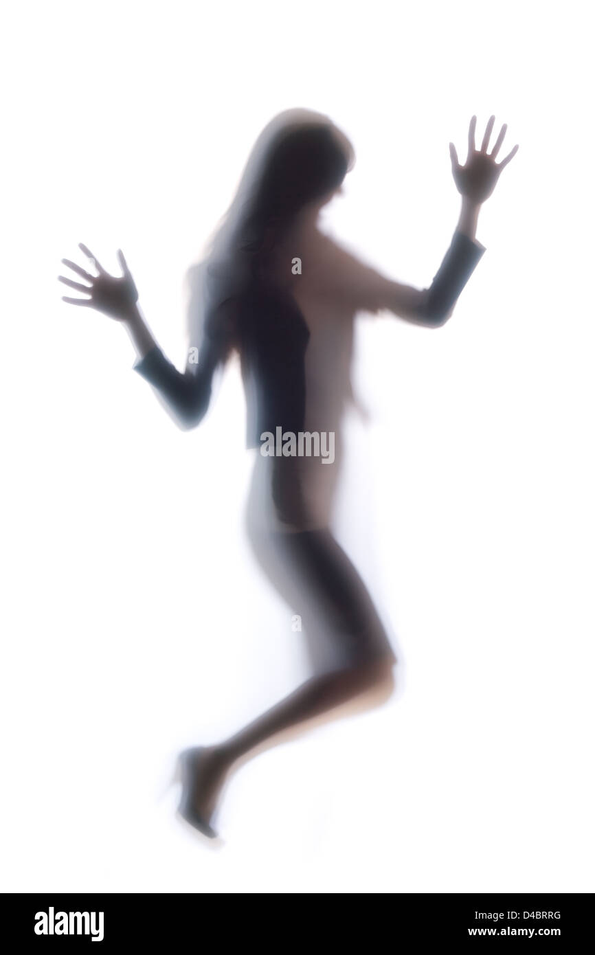 Diffuse Silhouette eines Womans Körper warf Milchglas Stockfoto