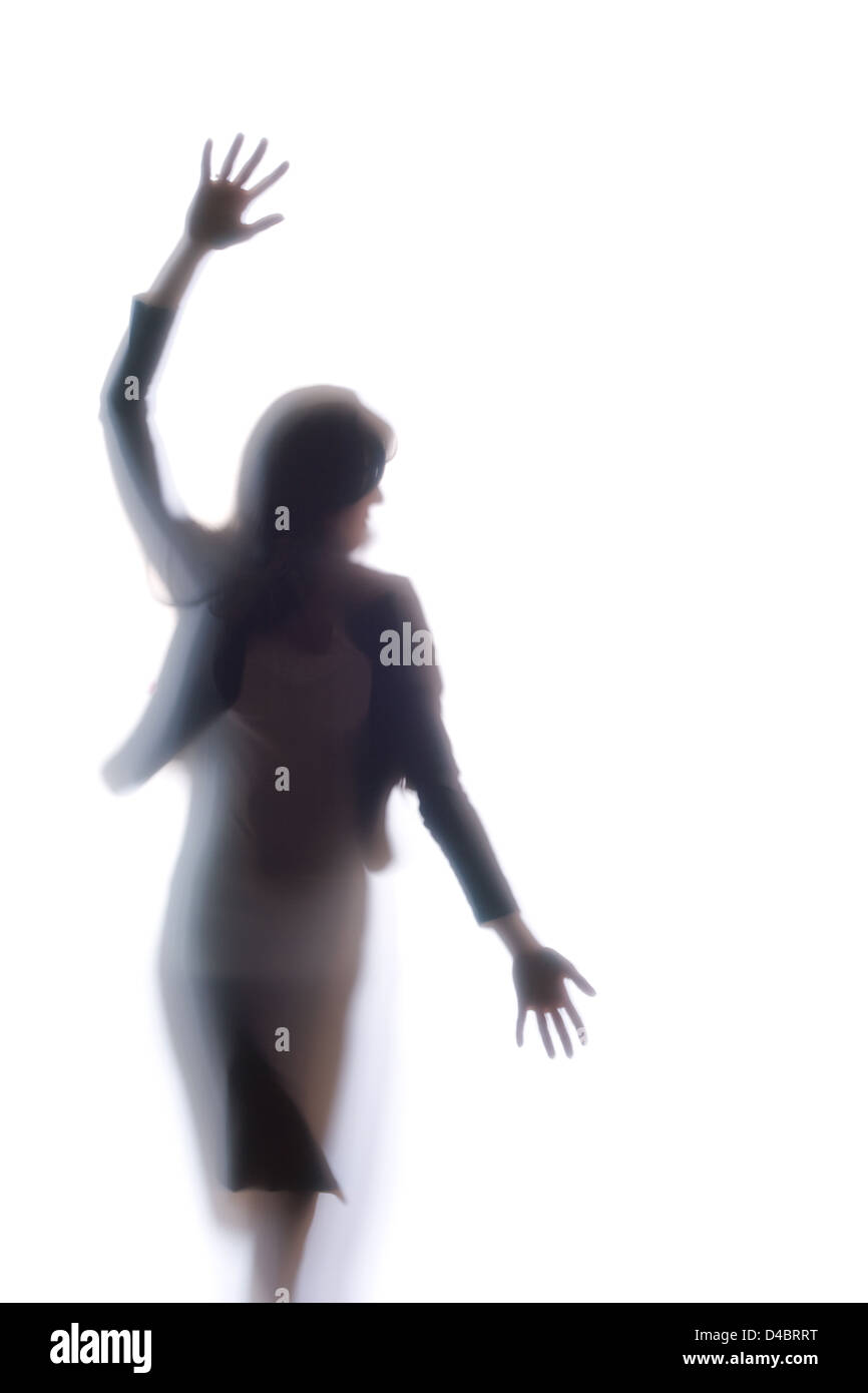 Diffuse Silhouette eines Womans Körper warf Milchglas Stockfoto