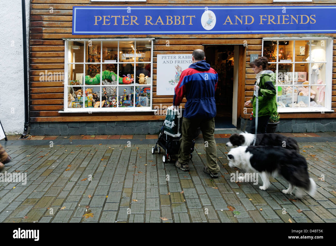 Eine Familie sucht im Shop Peter Rabbit in Keswick an einem regnerischen Tag im Lake District Stockfoto