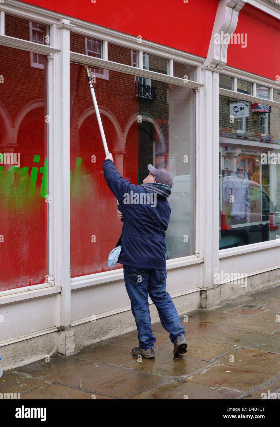 Fenster Reiniger bei der Arbeit, die Reinigung von Schaufenstern. Stockfoto