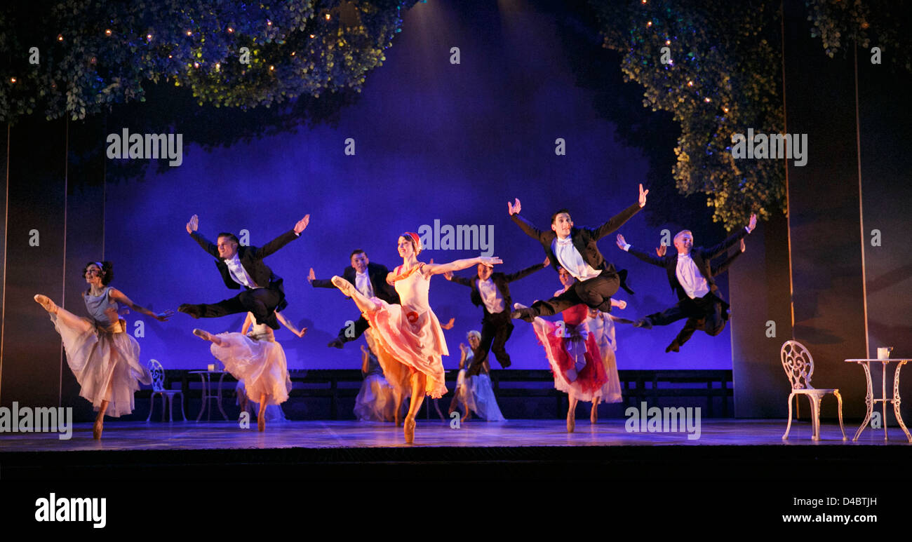 THE GREAT GATSBY präsentiert von Northern Ballet im Grand Theatre, Leeds, England 2013 nach dem Roman von F Scott Fitzgerald Musik: Richard Rodney Bennett Bühnenbild: Jerome Kaplan Kostüme: David Nixon & Julie Anderson Beleuchtung: Tim Mitchell Choreographie & Regie: David Nixon Co-Regie: Patricia Doyle Stockfoto