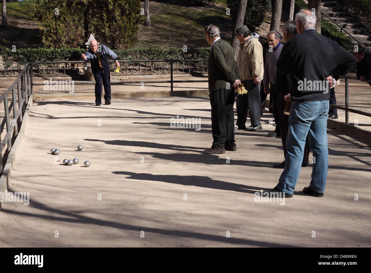 Madrid Spanien alte Männer spielen Boule-Spiel in der Stadtzentrum Viertel Malasaña Stockfoto