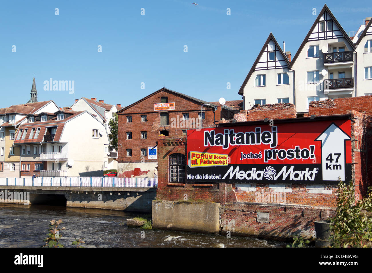 Kolobrzeg, Polen, große Media Markt Werbeplakat von einem Fallrohr Stockfoto