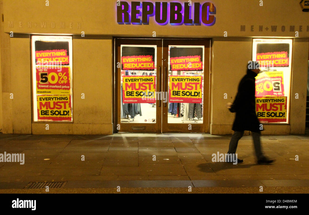 Ein Mann geht vorbei an Republik Shop, Oxford, england Stockfoto