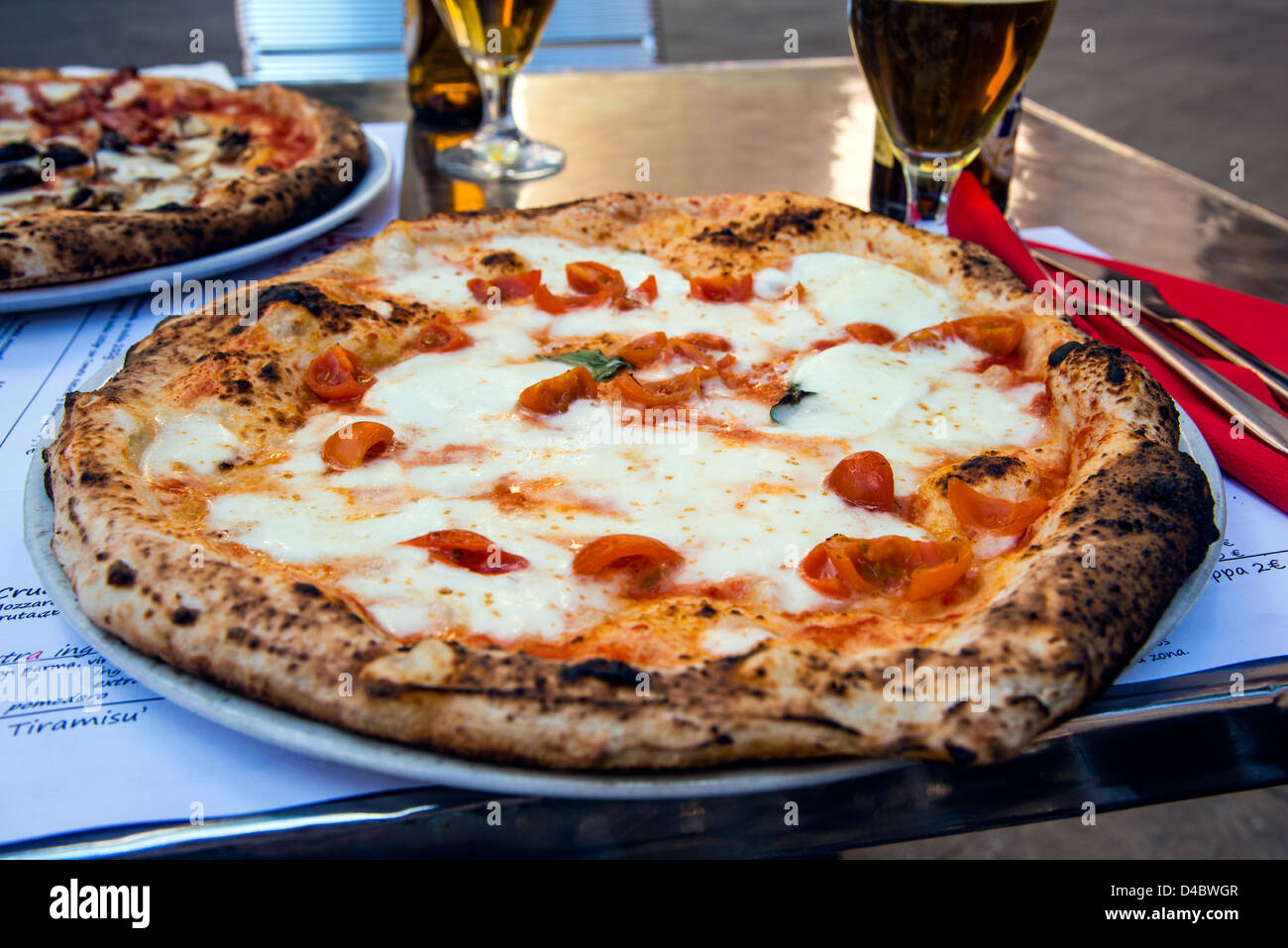 Traditionelle italienische Pizza Margherita serviert in Outdoor-Pizzeria in Rom, Italien Stockfoto