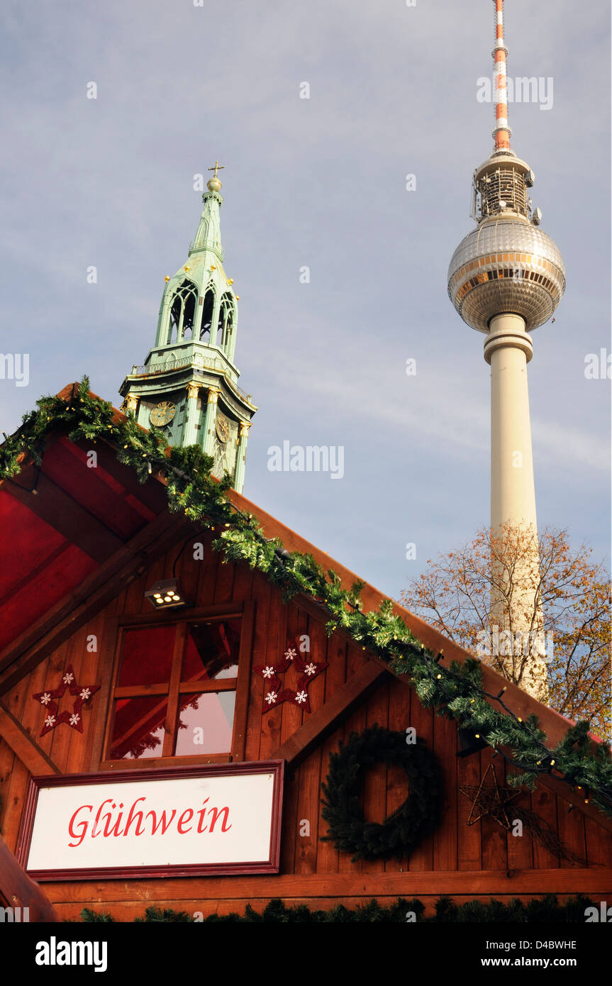 Ein Berliner Weihnachtsmarkt - Glühwein Kiosk und der Alexanderplatz 
