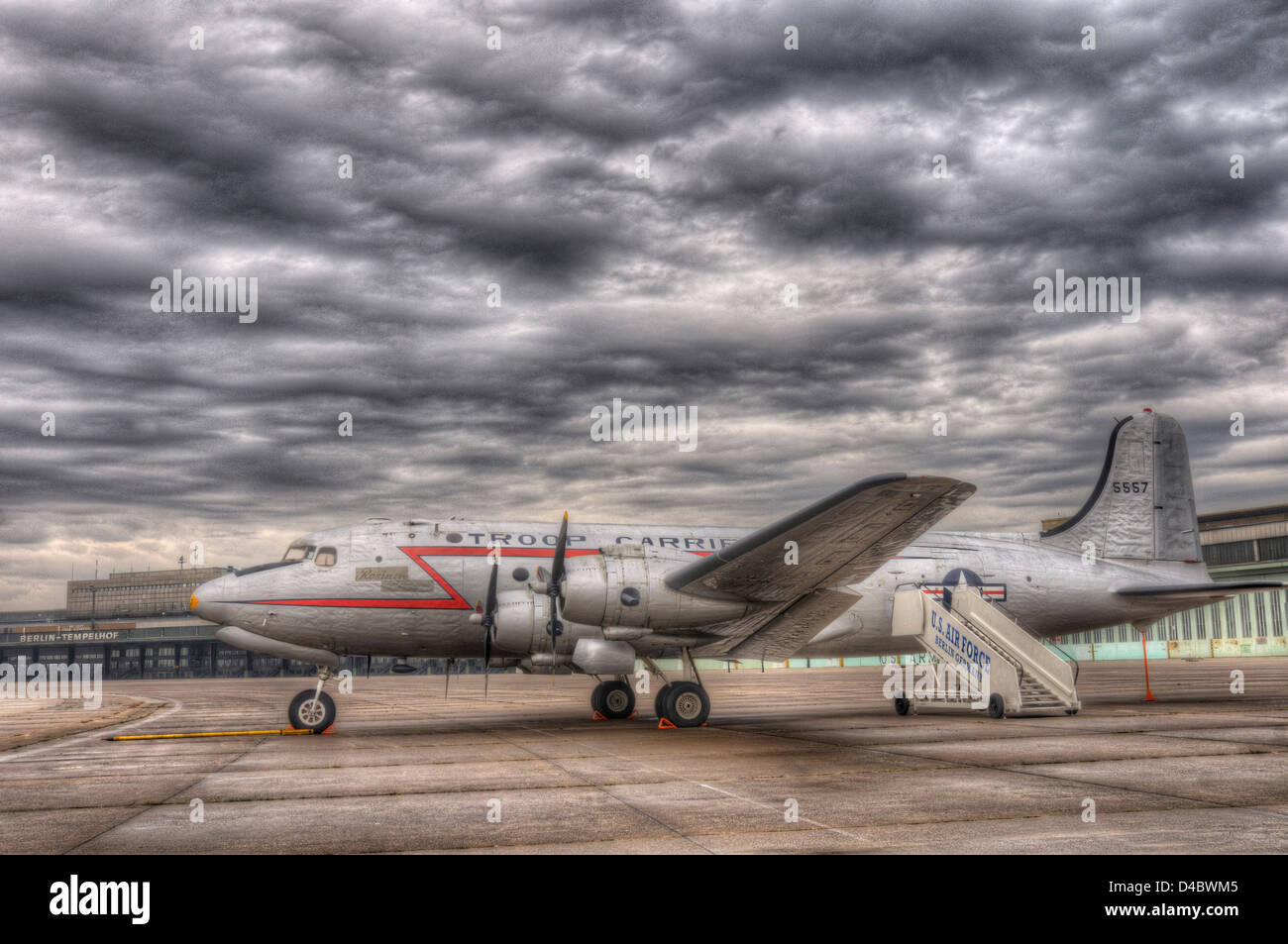 Eine Douglas DC-4-Ebene in stillgelegten Flughafen Tempelhof in Berlin Stockfoto