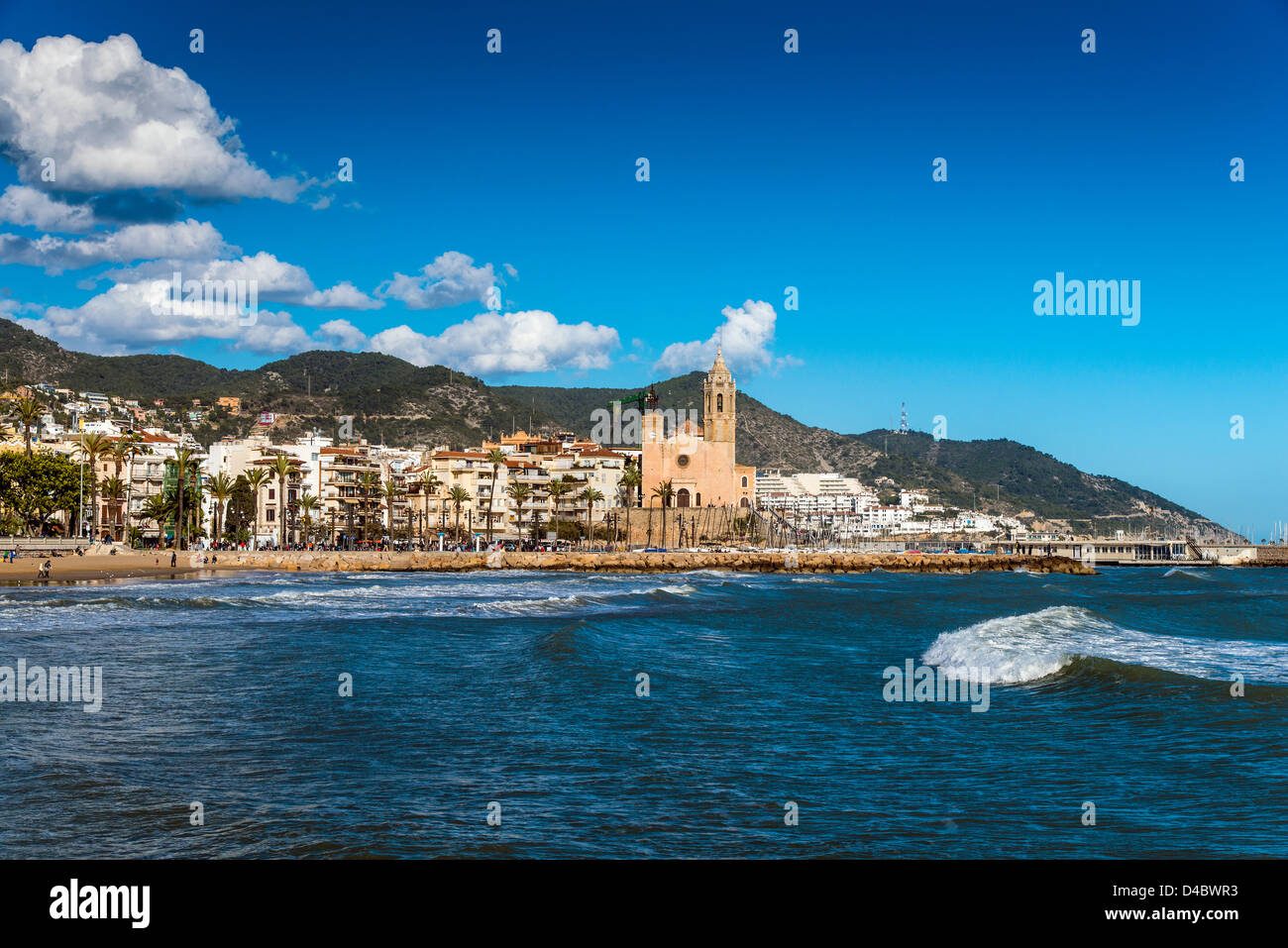 Panorama Blick von Sitges mit Kirche von Sant Bartomeu i Santa Tecla, Katalonien, Spanien Stockfoto